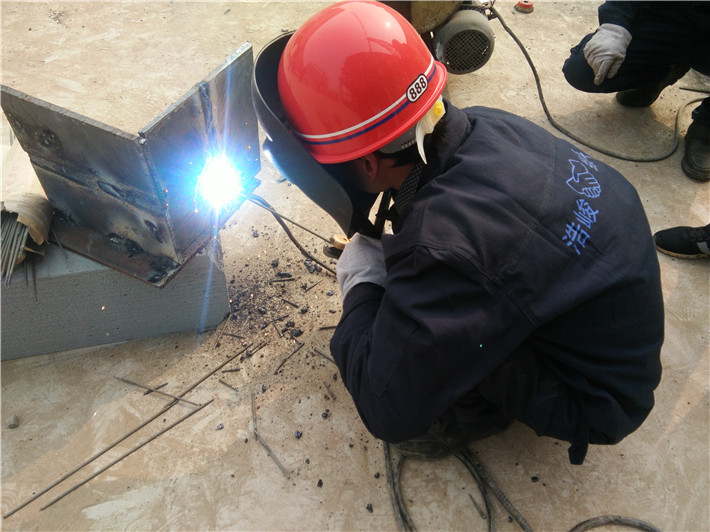 若想競(jìng)賽美名成，且看焊工展技能